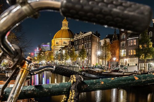 Singel Amsterdam bij nacht met fiets van Renzo Gerritsen