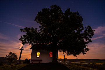 Maanlichtnacht met kapel in de Rhön van Holger Spieker