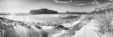 Sonnenuntergang am Balos Beach auf Kreta in Griechenland. Schwarzweiss Bild. von Manfred Voss, Schwarz-weiss Fotografie