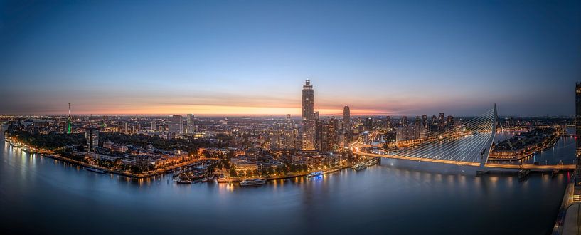 Rustgevende Zonsondergang over Rotterdam - Een Stadsgezicht om te Koesteren van Roy Poots
