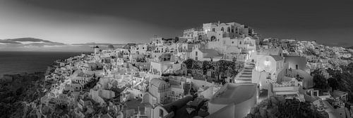 Avond op het eiland Santorini in Griekenland. Zwart-wit beeld