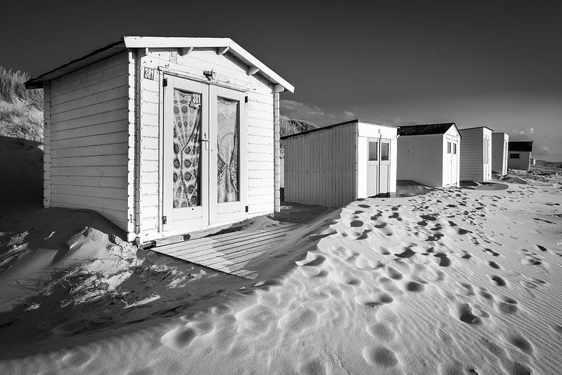 Strandhütten auf Texel in der Abendsonne von Evert Jan Luchies