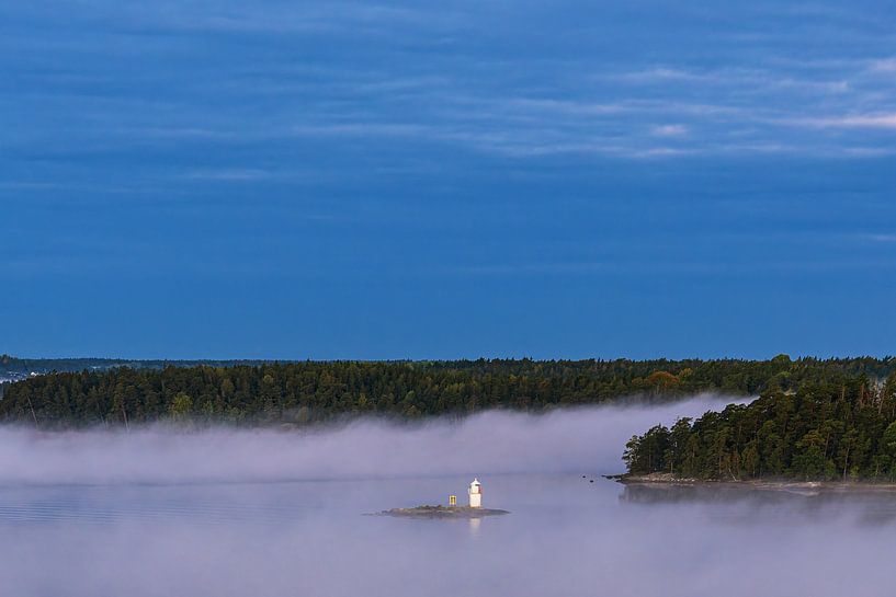 Eilanden in de archipel met mist en baken voor Stockholm van Rico Ködder
