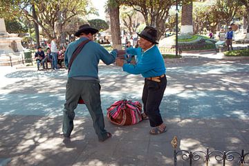 Stoeiende mannen in Sucre, Bolivia van Stefanie Lamers