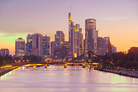 De skyline van Frankfurt na zonsondergang van Patrick Lohmüller