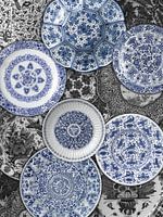 Verzameling Delfts blauwe borden op zwart, witte achtergrond. Rijksmuseum