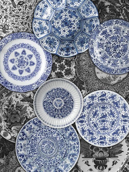 Sammlung delfterblauer Teller auf schwarzem, weißem Hintergrund. Rijksmuseum von Mijke Konijn