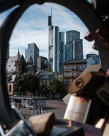 Skyline Frankfurt im Rahmen eines Geländers mit Liebesschlössern von Jens Seßler