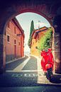 Vespa in een Italiaanse poort van Leo van Valkenburg thumbnail