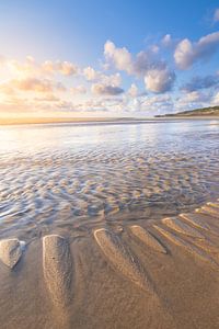 Der Strand von Hargen aan Zee bei Ebbe mit einem schönen Sonnenuntergang. Das helle Licht verleiht d