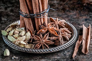 Gewürzkomposition – Zimt, Sternanis und Kardamom