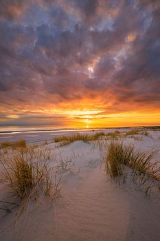 Ein schöner Sonnenuntergang am Strand bei Westerschouwen auf Schouwen Duivenland in Zeeland. Das let