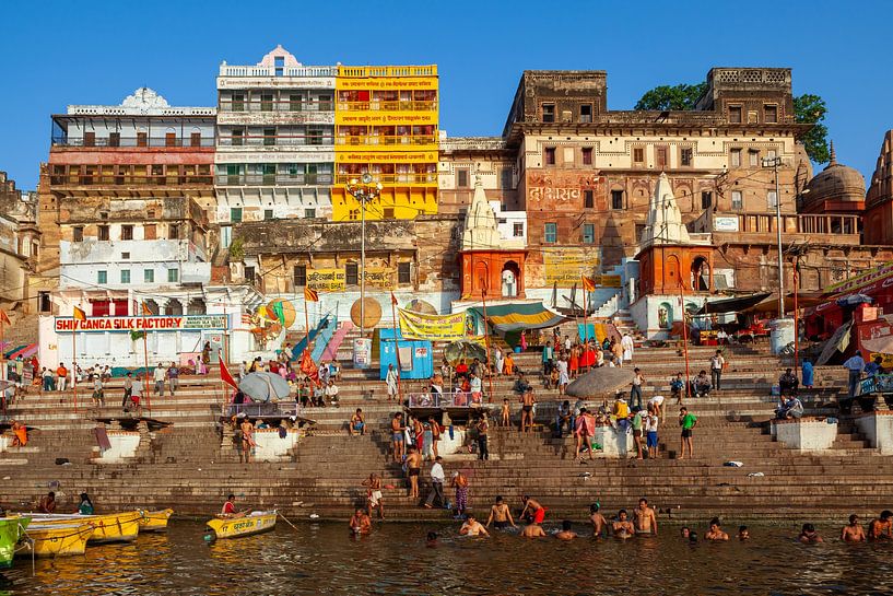 Das bad im Ganges in Varanasi von Roland Brack