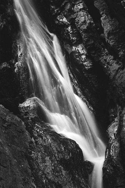 Schwarzweißer Wasserfall in der Höllenschlucht, Slowenien von Patrik Lovrin