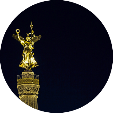Het beeld op de Berlijnse Siegessäule bij nacht van Frank Herrmann