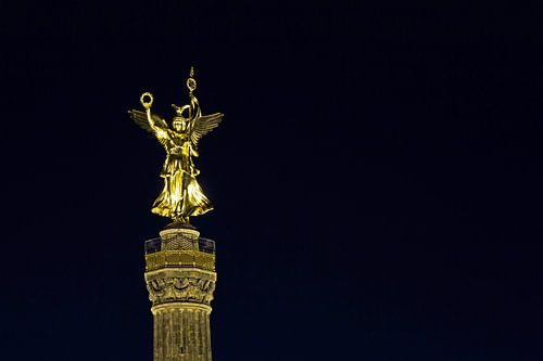 Het beeld op de Berlijnse Siegessäule bij nacht