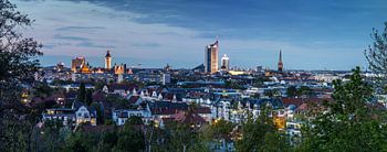 Leipzig City Skyline Panorama in der abendlichen blauen Stunde