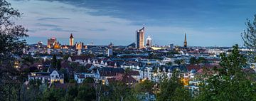 Panorama van de skyline van Leipzig in het blauwe avonduur van Frank Herrmann