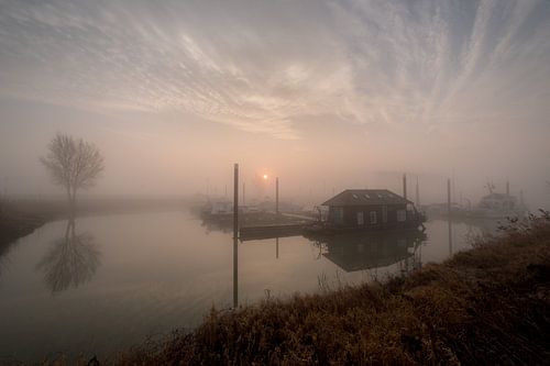 Zonsopkomst met mist bij boothuis haven Maurik