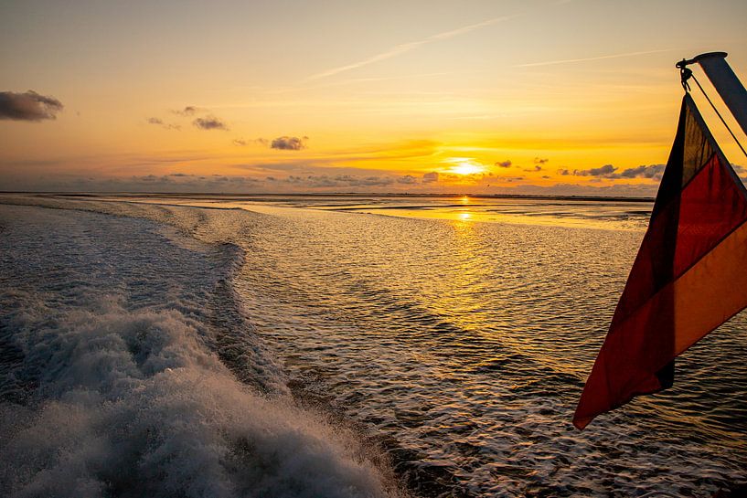 Zonsondergang in de Waddenzee voor de Pellworm van Alexander Wolff