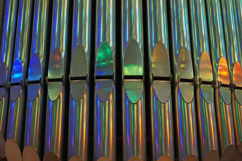 Farbenfrohe Reflexion auf Orgelpfeifen in der Kathedrale Sagrada Familia in Barcelona. von Gert van Santen
