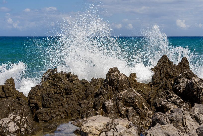 Brekende golven tegen de rotsen van Sicilië. van Rob Hermanns Photography