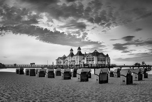 Strand en pier van Selling op Rügen . Zwart-wit foto.