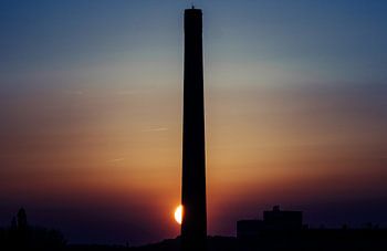 Zonsondergang achter oude schoorsteen, Arnhem