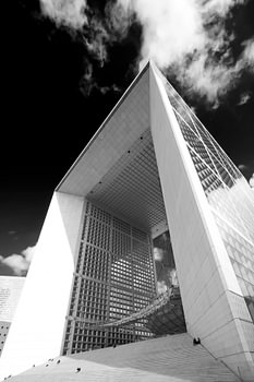 Paris La Grande Arche in Schwarz-Weiß