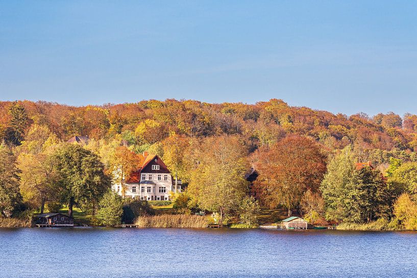 Blick über den See Schmaler Luzin auf die herbstliche Feldberge von Rico Ködder