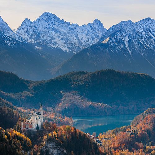 Kasteel Neuschwanstein in de herfst, Beieren, Duitsland