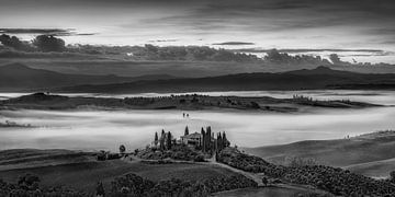 Toskana Landschaft im Morgenrot in schwarz weiß von Manfred Voss, Schwarz-weiss Fotografie