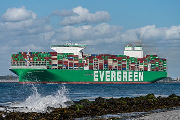 Containerschip Ever Act van Evergreen. van Jaap van den Berg