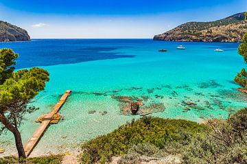Idyllisch zeezicht van Camp de Mar, prachtige kustbaai op Mallorca van Alex Winter