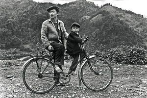 Vater und Sohn auf dem Fahrrad in Nordvietnam 