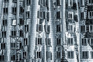 Gehry-Bauten im Medienhafen Neuer Zollhof in Düsseldorf Metallfassade in schwarz-weiss