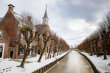 Die Elf-Städte-Stadt Slooten an einem zugefrorenen Kanal in Friesland. Wout Kok One2expose