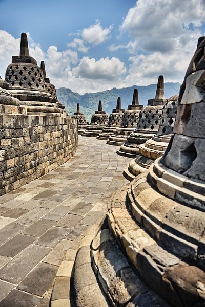 Der Rundweg zu den tausendjährigen Stupas von Frank Photos
