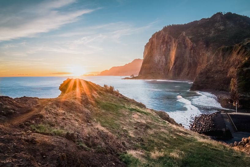 Morgenzauber: Sonnenaufgang am Miradouro do Guindaste | Madeira von Daan Duvillier | Dsquared Photography