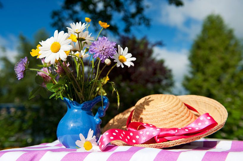 Wildblumen und Sommerhut von Ivonne Wierink