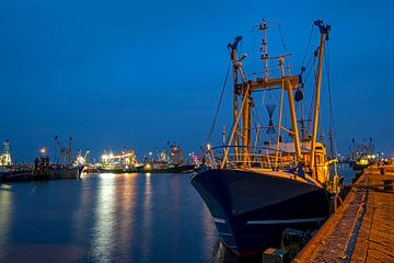 Hafen von Lauwersoog in Friesland bei Nacht von Eye on You