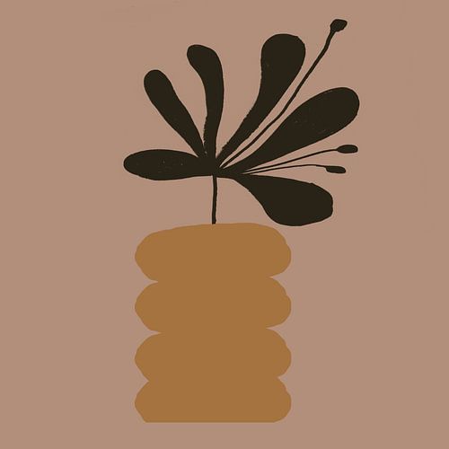 Zwarte bloem in karamel vaas stilleven.