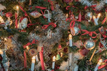 Prachtige antieke kerstballen en kaarsjes in een unieke omgeving van de kerststal met een huiselijke sfeer. van Ad Huijben