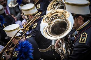 Trompetist in muziekcorps tijdens processie van de semana santa in Sevilla Spanje. Wout Kok One2expo