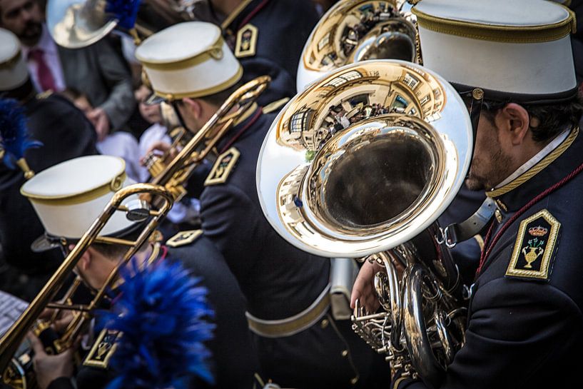 Trompetist in muziekcorps tijdens processie van de semana santa in Sevilla Spanje. Wout Kok One2expo van Wout Kok