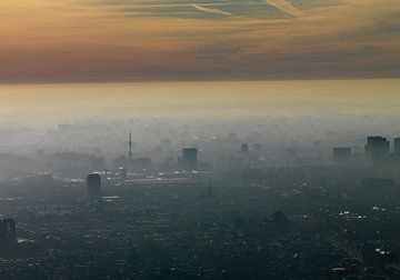 Gegenlichtfotografie des Zentrums von Amsterdam, wo ein Nebel über der Stadt liegt. von Sky Pictures Fotografie