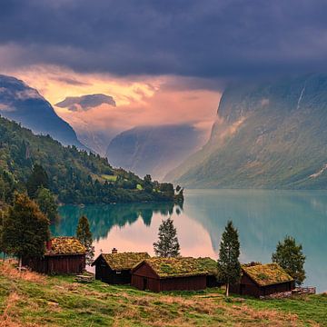 Zonsopkomst aan het meer van Lovatnet, Noorwegen van Henk Meijer Photography