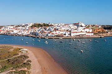 Luchtfoto van het historisch stadje Ferragudo in de Algarve Portugal van Eye on You