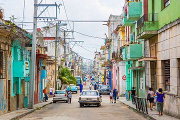 Een oneindig en kleurrijke zijstraat in Havana - Cuba van Michiel Ton