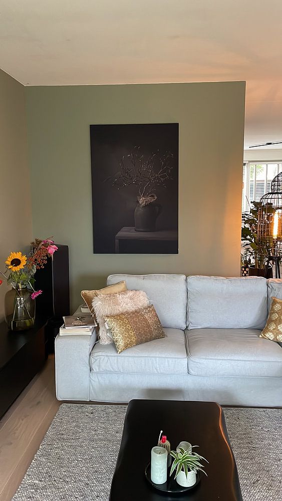 Stilleben mit Magnolienzweig in Knospe im Steinglas (vertikal) von Mayra Fotografie